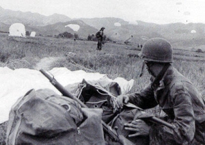 Les parachutistes du général Gilles prennent position de la cuvette de Diên Biên Phu