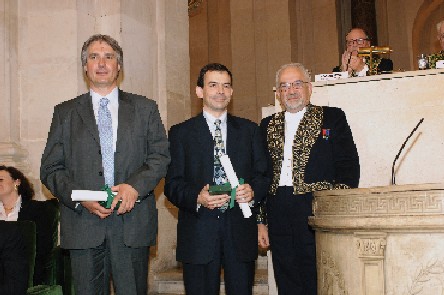 Jean-Louis Martin et Manuel Joffre reçoivent le prix scientifique de la Fondation Louis D. des mains du secrétaire perpétuel de l’Académie des sciences Jean Dercourt.