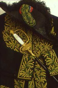 L’habit vert fut institué par Napoléon en 1801. L’épée devint l’autre symbole indissociable d’un académicien, après la campagne d’Egypte.