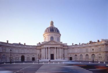 Le collège Mazarin est devenu l’Institut de France en 1805.