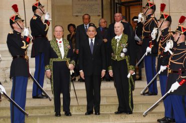 le Roi du Cambodge Norodom Sihamoni, entouré à gauche du chancelier Gabriel de Broglie et à droite de Jean Leclant ancien Secrétaire perpétuel.