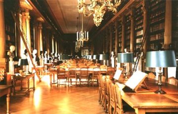 Visitez la bibliothèque Mazarine à l’Institut de France. Elle est ouverte au public.