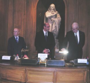 Jean Leclant, Georgios Voulgarakis, Arnaud d’Hauterives (de gauche à droite), le 21 mars 2007, en Grande salle des séances, à l’Institut de France