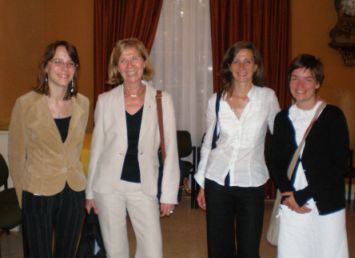 Pascale Cossart de l’Académie des sciences, organisatrice des Grandes avancées françaises en biologie, entourée de trois jeunes chercheuses venues présenter leurs travaux : Christelle Durand (à gauche), Maëlle Carraz et Cécile Frolet (à droite)