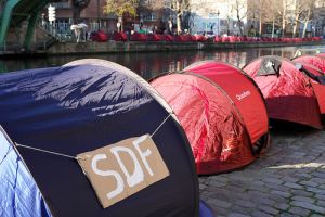 Tentes de Médecins du monde le long du Canal Saint-Martin à Paris