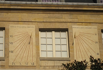 Le cadran solaire situé dans la 2e cour de l’Institut de France