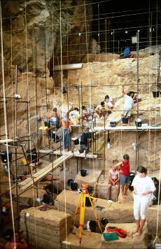 Les fouilles de la grotte de Tautavel, dans la Caune de l’Arago, se poursuivent encore aujourd’hui