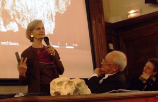 Marie-Antoinette et Henry de Lumley, présentant leurs recherches en Chine, à l’Institut de paléontologie à Paris, le 1er février 2008