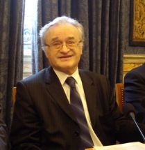 Alain-Gérard Slama lors de sa communication devant l’Académie des sciences morales et politiques