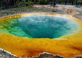 Le Parc national de Yellowstone est situé aux États-Unis, dans le nord-ouest du Wyoming