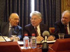 Bernard Bourgeois de l’Académie des sciences morales et politiques, entouré de ses confrères Yvon Gattaz (à gauche) et Jean Baechler (à droite), le 17 mars 2008, en salle des séances, Institut de France