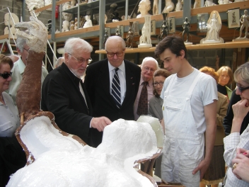 Jean Cardot fait visiter les ateliers de la Fonderie d’art de Coubertin à ses confrères de l’Académie des beaux-arts, Arnaud d’Hauterives (au centre) 9 juin 2008 : explication d’un moulage d’une sculpture d’Ousmane Sow