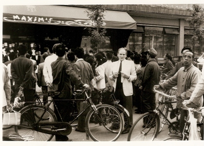 Pierre Cardin devant Maxim’s, 1983, Pékin