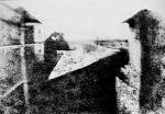 Photographie de Nicéphore Niépce de 1827, vue prise de la fenêtre de sa maison à Saint-Loup de Varennes