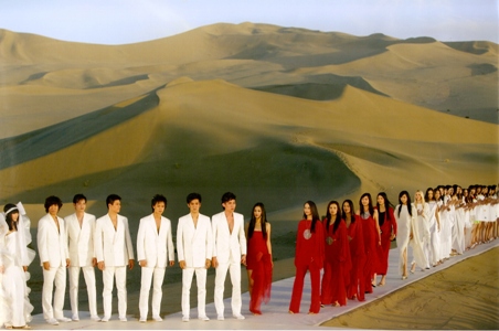 Défilé de mode de Pierre Cardin "Printemps-Été 2008 "dans le désert de Gobi