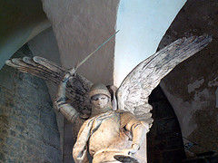 Archange guerrier, saint Michel est aussi protecteur. Le Dragon est un symbole du mal
