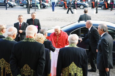 Gabriel de Broglie, chancelier de l’Institut de France, saluant le Pape Benoît XVI devant la Coupole de l’Institut