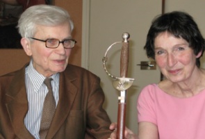 Bernard d’Espagnat et son épée d’académicien, en compagnie d’Elizabeth Antébi