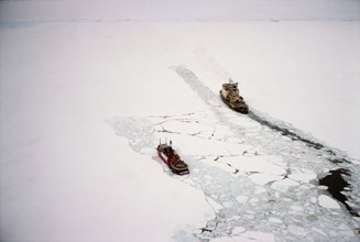 Dans les glaces d’une plateforme antarctique, le brise-glace russe Kapitan Klhebnikov vient porter assistance  au brise-glace franças l’Astrolabe.