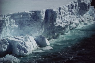 Quand de grands pans de galciers s’effondrent dans l’eau, ils donnent naissance à des icebergs qui peuvent mesurer jusqu’à 160 km de long. Leur durée de vie est d’environ quatre ans