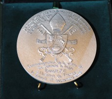 Médaille en mémoire de la visite du Pape Benoît XVI à l’Institut de France le 13 septembre 2008