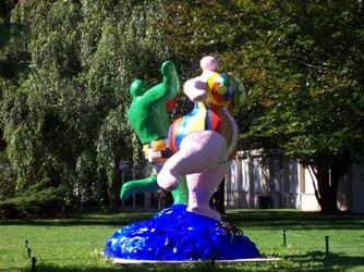 Sculpture de Nicky de St. Phalle dans le parc de la fondation