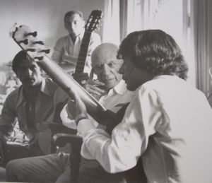 Manitas de Plata et les siens jouant pour Picasso dans sa propriété de Notre-Dame-de-Vie, Mougins, août 1968