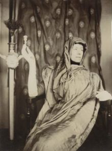 Fernand Khnopff, Marguerite Khnopff assise et costumée, vers 1901
