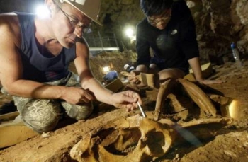 Fouiles archéologiques dans la grotte du Lazaret