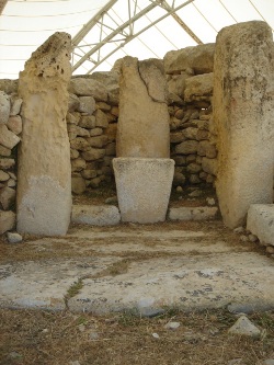 Pierre d’autel dans le temple d’Hagar Quim