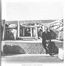 Pierre Maurois dans le temple de Tarxien