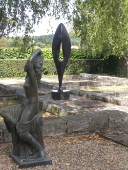L’oeuvre Cristale (à droite) orne les jardins du domaine de Coubertin