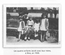 Les quatre enfants Jacob avec leur mère, à Nice, en 1930 © D.R