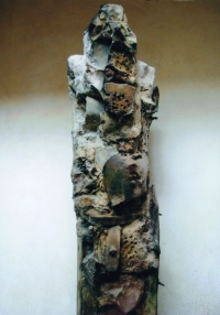 Brigitte Terziev, Dans la forêt, 2008, grès et fer, 222 X 35x 40 cm