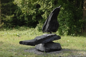 Sculpture de François Weil,  717, ardoise d’Angers, acier, 2009, 1058 kg, 210 x 150 x 145 cm,