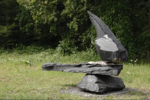 Sculpture de François Weil,  717, ardoise d’Angers, acier,  2009, 1058 kg, 210 x 150 x 145 cm,