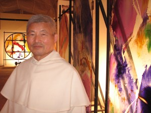 Kim En Joong lors d’un rétrospective de ses vitraux au CIV de Chartres.