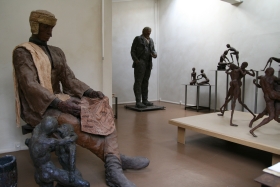 Sculptures d’Ousmane Sow dans sa maison parisienne, au premier plan L’Immigré, puis Nuba, et en arrière plan, Victor Hugo, 14 novembre 2009