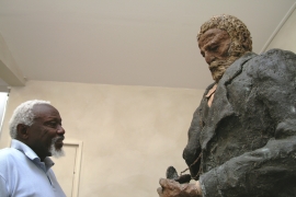 Ousmane Sow face à sa sculpture de Victor Hugo, Paris 14 novembre 2009