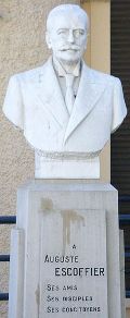 Auguste Escoffier, buste dans son village natal de Villeneuve-Loubet