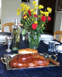 Shabbat est traditionnellement l’occasion de trois repas meilleurs que l’ordinaire, les « shalosh seoudot ».