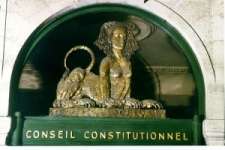 Le sphinx du fronton du Palais-Royal, où siège le Conseil Constitutionnel.