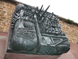 Haut-relief de Maurice Calka, "Les fusillés", Mémorial du Mont Valérien, 9 juin 2010