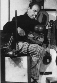 Villa-Lobos, entouré d’instruments qu’il affectionnait tout particulièrement