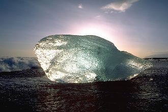 Un bloc de glace sur une plage en Islande