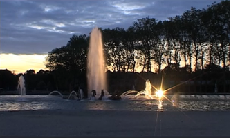 Les grandes eaux nocturnes du Château de Versailles au soleil couchant