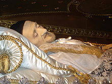 La châsse de saint Vincent de Paul dans la chapelle à Paris