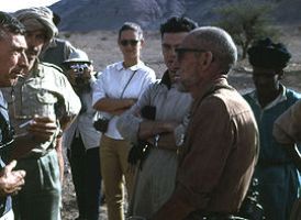 Théodore Monod discutant avec des archéologues dans le désert du Sahara (Mauritanie, 1967)
