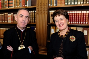 Mgr Claude Dagens, en compagnie d’Hélène Renard, dans la bibliothèque de l’Institut de France, avant la séance solennelle du mardi 26 octobre 2010.