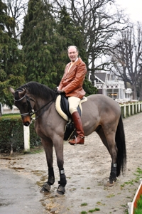 Le Pr Edgardo Carosella en compagnie d’Agent, son cheval Wielkopolski